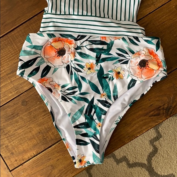 One piece - Picture 2 of 7